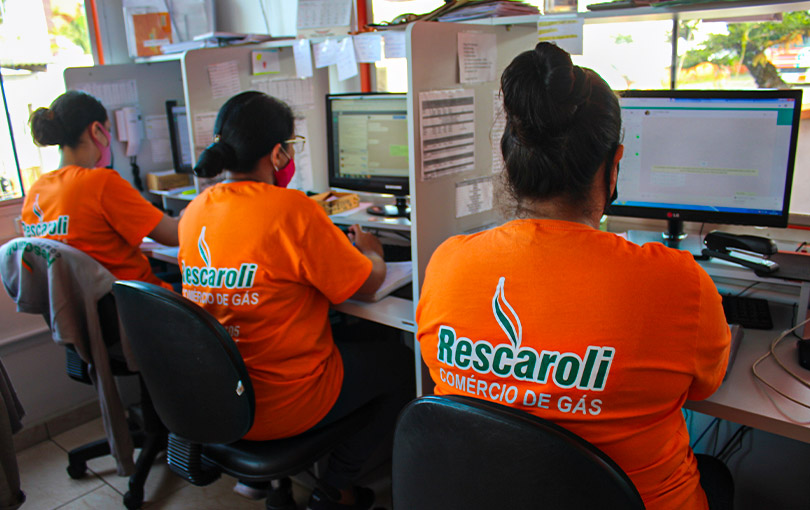 Rescaroli - Hoje a Rescaroli Possui um Total de 10 Caminhões e 17 Funcionários em Itajaí Para Melhor Lhe Atender