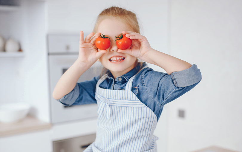 Crianças na cozinha: evite acidentes domésticos